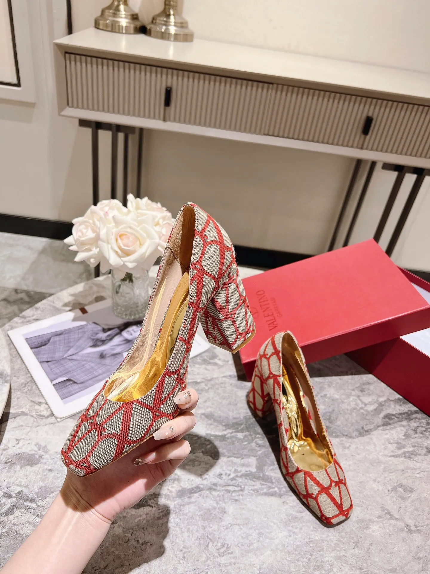 👟👟Ex-factory price 440👟👟 Genuine leather sole +40 Top version 𝑉𝐴𝐿𝐸𝑁𝑇𝐼𝑁𝑂 Valentino new spring and summer women's 5⃣️ color spring shoes. The unique [V logo fabric print pattern] brings out a full sense of high-end, and the new season will live up to expectations! Worth buying★Absolutely high-grade❥Original method, Absolutely sensual❥Elegant style, creating a different feeling, simple and elegant style!  Code number: 35-41 (34-42 customized) Fabric: Fabric printed cloth Lining: Sheepskin lining Heel height: 6cm～8.5cm2⃣️ options Leather outsole Rubber outsole